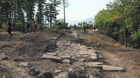 Aspecto de la excavación, en una de tránsito para caminantes y ciclistas que suben a San Cristóbal-Ezkaba Aspecto de la excavación, en una de tránsito para caminantes y ciclistas que suben a San Cristóbal-Ezkaba