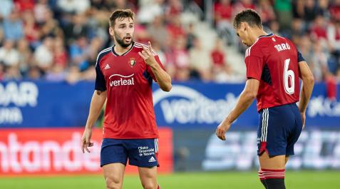 Moncayola conversa con un cabizbajo Lucas Torró, ya en el tramo final del partido Moncayola