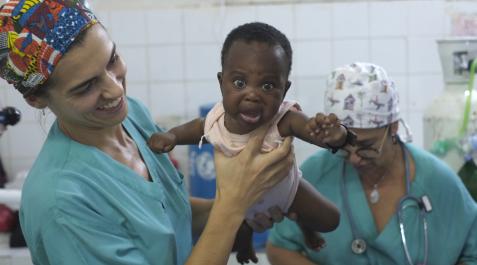 cirujanos Sanitarios de la ONG 'Hope & Progress' en el centro de salud en el que operan en Saint Louis, Senegal. Eduardo Buxens
