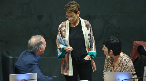 La presidenta María Chivite, hablando el pasado jueves en el Parlamento con Adolfo Araiz y Laura Aznal, de Bildu María Chivite