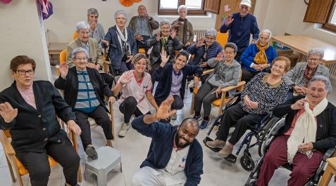 Kerme Mbaki en el centro de la imagen junto a las personas residentes y trabajadoras que participan en su vídeo Kerme Mbaki en el centro de la imagen junto a las personas residentes y trabajadoras que participan en su vídeo