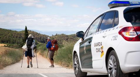 Peregrinos Una patrulla de la Guardia Civil atiende a dos peregrinos del Camino de Santiago por Navarra