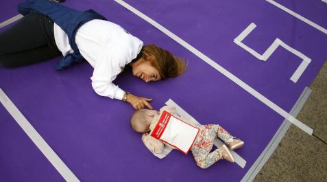 Amaya Áriz, presidenta de la Asociación Navarra de Autismo, junto a Lea (6 meses), en la carrera de gateo Amaya Áriz, presidenta de la Asociación Navarra de Autismo, junto a Lea (6 meses), en la carrera de gateo