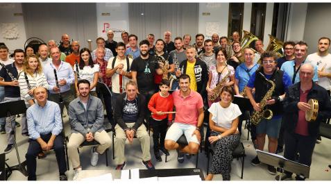 Los músicos de La Pamplonesa con (sentados de izda. a dcha.) Vicent Egea; Javier Erro; Rafa Fernández, músico de la banda y profesor de percusión de Asier Arbeloa, de 10 años, junto a su padre, Óscar Arbeloa, y Nekane Solana Los músicos de La Pamplonesa con (sentados de izda. a dcha.) Vicent Egea; Javier Erro; Rafa Fernández, músico de la banda y profesor de percusión de Asier Arbeloa, de 10 años, junto a su padre, Óscar Arbeloa, y Nekane Solana