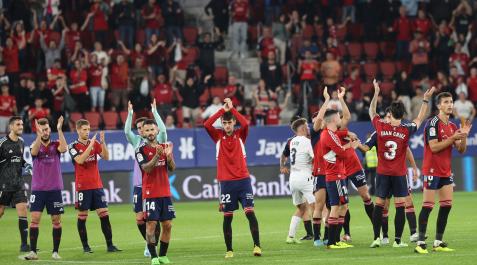 EL CÁNTICO, EN LA DERROTA. La afición entonó el habitual ‘Somos un equipo’ junto a los jugadores tras caer contra el Valencia. EL CÁNTICO, EN LA DERROTA. La afición entonó el habitual ‘Somos un equipo’ junto a los jugadores tras caer contra el Valencia.