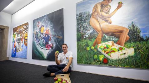 El pintor pamplonés Tato Zapata posa delante de las tres obras de gran formato que incluye su muestra ‘Pintar la Biblia’, en La Puerta Gótica El pintor pamplonés Tato Zapata posa delante de las tres obras de gran formato que incluye su muestra ‘Pintar la Biblia’, en La Puerta Gótica