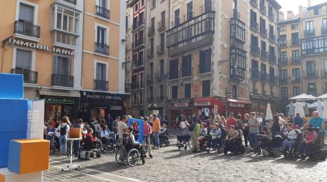 Usuarios de Aspace llevaron hasta la Plaza del Ayuntamiento sus reivindicaciones Usuarios de Aspace llevaron hasta la Plaza del Ayuntamiento sus reivindicaciones