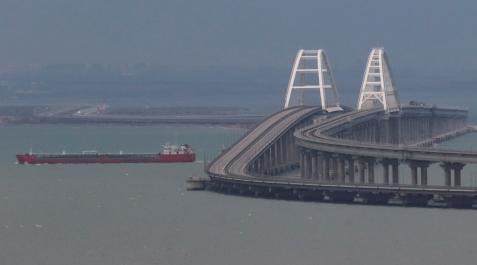 El puente de Kerch, después de la explosión que lo destruyó parcialmente Kerch