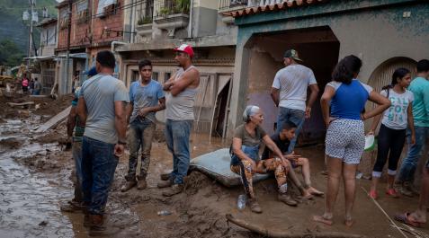 Los vecinos descansan tras trabajar para quitar toda la tierra que entró a sus viviendas dañadas por las lluvias Los vecinos descansan tras trabajar para quitar toda la tierra que entró a sus viviendas dañadas por las lluvias
