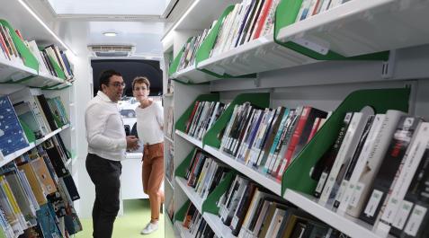 bibliobus María Chivite, en el interior del bibliobús