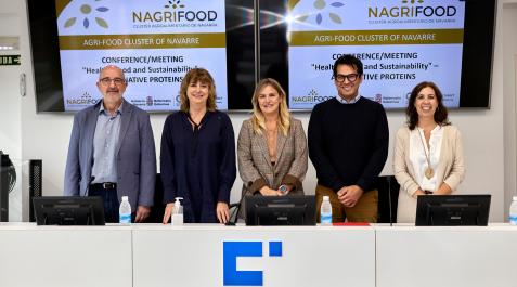De izda a dcha Javier Baztarrika, CEO Iniciativas Innovadoras, Ana Ollo, Consejera de Relaciones Ciudadanas del Gobierno de Navarra, Sandra Aguirre, Gerente de NAGRIFOOD, Emanuele Zannini, Coordinador de Proyectos EU Protein2Food y SmartProtein, Univers De izda a dcha
Javier Baztarrika, CEO Iniciativas Innovadoras,
Ana Ollo, Consejera de Relaciones Ciudadanas del Gobierno de Navarra,
Sandra Aguirre, Gerente de NAGRIFOOD,
Emanuele Zannini, Coordinador de Proyectos EU Protein2Food y SmartProtein, Universidad de Cork (Irlanda)
Cecilia Wolluschek - Directora de Proyectos NAGRIFOOD
