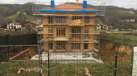 vpobera Estado en el que se encuentra el edificio en construcción en Kaxerna.