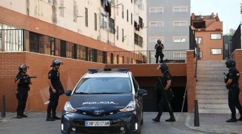 Agentes de policía en la barriada del Prínicpe Alfonso en Ceuta donde ha sido asesinado un militar de 37 años al recibir varios disparos Agentes de policía en la barriada del Prínicpe Alfonso en Ceuta donde ha sido asesinado un militar de 37 años al recibir varios disparos