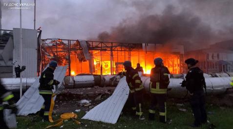 Personal del equipo de rescate ucraniano trabaj en sofocar las llamas de una explosión en Zaporiyia Personal del equipo de rescate ucraniano trabaj en sofocar las llamas de una explosión en Zaporiyia