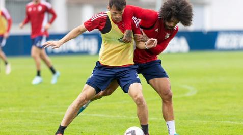 Osasuna Aridane y Budimir pugnan por el balón durante el entrenamiento en Tajonar de este martes