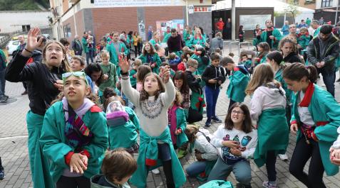 Lekunberri en fiestas Un grupo de menores recoge caramelos lanzados tras el cohete infantil