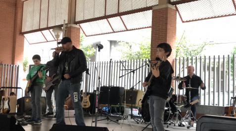 concierto zizur Una de las actuaciones del grupo musical intergeneracional de las escuelas públicas de Zizur