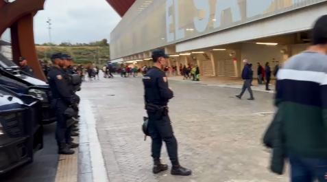 Vídeo con cánticos contra España en las afueras de El Sadar Vídeo con cánticos contra España en las afueras de El Sadar