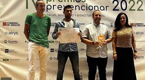 Entrega de premios Prevencionar En el centro, Mario Ganuza Arnaz y David Cabrero del Amo, flanqueados por Joseba Calvo Larrondo Responsable de Programas de Promoción de Salud y Bienestar de la Autoridad Portuaria de Bilbao y María Villaplana García Coordinara de Desarrollo Científico en Mutua Universal.