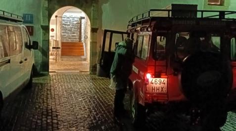 Peregrina rescatada por los Bomberos La peregrina ha sido rescatada en la zona de la fuente de Roldán
