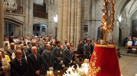 Vecinos y autoridades de Sangüesa y la comarca, durante la misa baturra en Santa María la Real. Vecinos y autoridades de Sangüesa y la comarca, durante la misa baturra en Santa María la Real