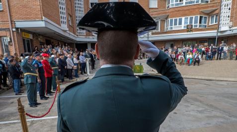 Un guardia civil se cuadra durante el acto oficial que acogió el patio de la casa cuartel de Estella Un guardia civil se cuadra durante el acto oficial que acogió el patio de la casa cuartel de Estella