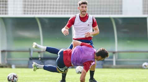 A_ J. (35876582) David García, en un lance del entrenamiento junto a Lucas Torró en la sesión del miércoles en Tajonar.