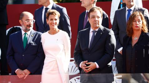 Los presidentes de Aragón, Javier Lambán (i); Navarra, María Chivite (2i); Extremadura, Guillermo Fernández Vara y Baleares, Francina Armengol (d), en el palco de autoridades durante el desfile del Día de la Fiesta Nacional Los presidentes de Aragón, Javier Lambán (i); Navarra, María Chivite (2i); Extremadura, Guillermo Fernández Vara y Baleares, Francina Armengol (d), en el palco de autoridades durante el desfile del Día de la Fiesta Nacional