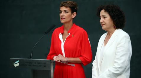 _A_ JOSE CARLOS CORDO (35886847) La presidenta María Chivite y la consejera de Derechos Sociales, Carmen Maeztu, en el atrio del Parlamento