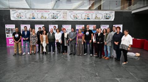 Miembros de la asociación organizadorade la exposición, el ABC que Salva Vidas, junto a los parlamentarios Miembros de la asociación organizadorade la exposición, el ABC que Salva Vidas, junto a los parlamentarios