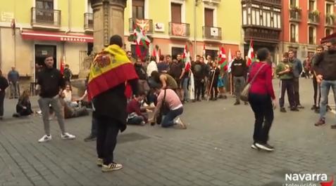 BanderaCViejo El hombre con la bandera de España a hombros en el Casco Viejo de Pamplona