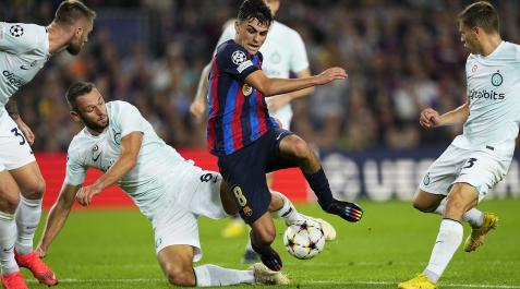 Pedri Pedri trata de marcharse de cuatro rivales del Inter de Milán durante el choque de Champions en el Spotify Camp Nou