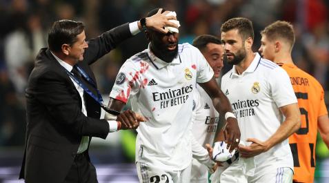 Rudiger Los servicios médicos del Real Madrid atienen a Antonio Rudiger tras a brecha que se hizo al marcar el gol de su equipo en Varsovia