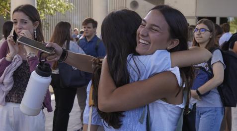 Dos jóvenes universitarias se abrazan en el reencuentro al inicio de curso en la Universidad de Navarra, en septiembre pasado Universidad de Navarra