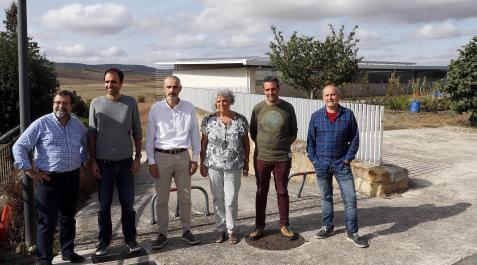 Galar Por la izda: Jesús Sánchez Óstiz (Red Comunidades Energéticas), Christian Waskonig (pte. de Arlegui), Ramón Lakuntza (pte. comunidad energética de Esparza), Maialen Iriarte (concejal Galar), Gaizka Vizcay (pte. de Galar) y Joxe Iribarren (Sorauren)