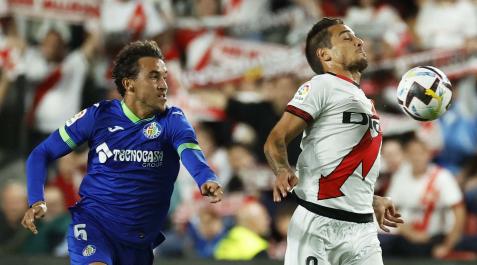 Óscar Trejo se lleva el cuero con el pecho ante la presión de Luis Milla
