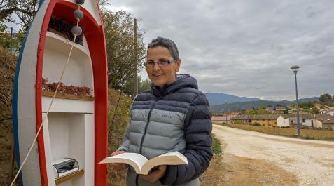 Ana Vergara Alecha con una de las novelas en el último punto que ha preparado. Al fondo, Bearin Ana Vergara Alecha con una de las novelas en el último punto que ha preparado. Al fondo, Bearin