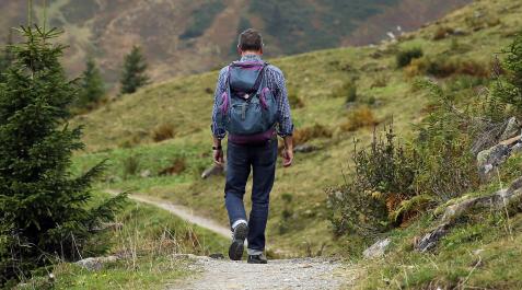 Senderismo Un hombre, andando por un camino