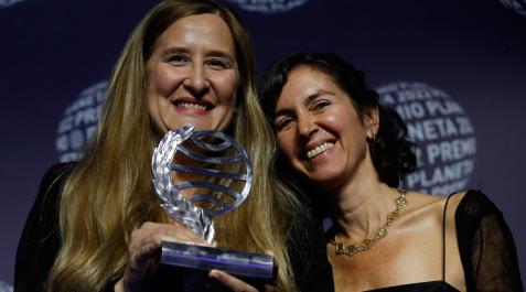 Las escritoras Luz Gabás, ganadora, y Cristina Campos (d), finalista, durante la gala del Premio Planeta celebrada este sábado en Barcelona. Las escritoras Luz Gabás, ganadora, y Cristina Campos (d), finalista, durante la gala del Premio Planeta celebrada este sábado en Barcelona