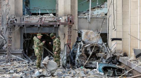 Escombros tras los ataques en Donetsk Escombros tras los ataques en Donetsk