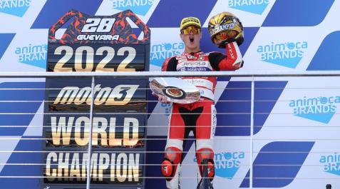 Moto3-izan-guevara El piloto español Izan Guevara celebra el título de Campeón del Mundo de Moto3