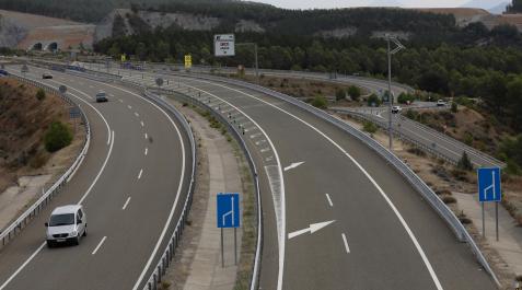 TRAMO FINAL DEL TRAZADO CONSTRUIDO de la Autovía del Pirineo (A-21) a escasos kilómetros de la salida de Navarra, en sentido a Jaca, cuando se deriva el tráfico hacia la antigua carretera N-240 que discurre junto al embalse de Yesa. Al fondo se aprecian y TRAMO FINAL DEL TRAZADO CONSTRUIDO de la Autovía del Pirineo (A-21) a escasos kilómetros de la salida de Navarra, en sentido a Jaca, cuando se deriva el tráfico hacia la antigua carretera N-240 que discurre junto al embalse de Yesa. Al fondo se aprecian ya las embocaduras de sendos túneles del siguiente tramo en construcción, el Tiermas-Sigüés