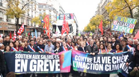 protestas francia Protesta en París organizada por la Francia Insumisa (LFI) de Jean-Luc Mélenchon y apoyada por el resto de fuerzas de izquierdas y por personalidades como la premio Nobel de Literatura Annie Érnaux