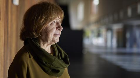 d La premio Nobel bielorrusa Svetlana Alexiévich, ayer, en el Baluarte de Pamplona, donde participó en los Encuentros 72-22