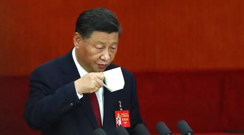 El presidente chino, Xi Jinping, bebe una infusión durante la ceremonia de apertura del 20º Congreso Nacional del Partido Comunista de China El presidente chino, Xi Jinping, bebe una infusión durante la ceremonia de apertura del 20º Congreso Nacional del Partido Comunista de China