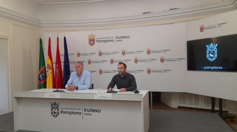 El portavoz de EH Bildu en Pamplona, Joseba Asiron, y el edil Borja Izagirre en la rueda de prensa. El portavoz de EH Bildu en Pamplona, Joseba Asiron, y el edil Borja Izagirre en la rueda de prensa.