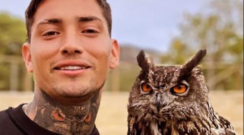 chimy-avila-buho Chimy Ávila sosteniendo a un búho, animal que lleva tatuado en el cuello