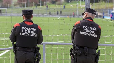 Imagen de dos agentes de Policía Foral en un campo de frútbol A: Jesús Caso
F: 19.03.2022
P:
L: Zizur
T: Futbol. 2ª RFEF. Ardoi-Guernika. Policía Foral