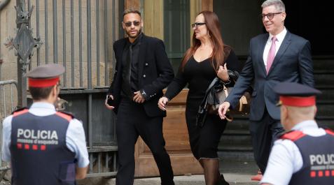 NEYMAR El jugador brasileño del PSG, Neymar sale de la Audiencia de Barcelona donde este lunes ha empezado el juicio por su fichaje por el FC Barcelona en 2013