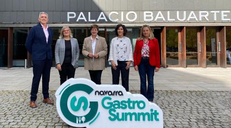 NavarraGastroSummit_2022 Carlos Adín, director del Servicio de Desarrollo de Competencias Profesionales del SNE, Eloisa Cristo, directora comercial de Navarra Televisión, Ana Elizalde, concejala de Turismo del Ayuntamiento de Pamplona, Natalia Bellostas, directora gerente de INTIA, y Ana Beriain, presidenta de la Asociación de Hostelería y Turismo de Navarra